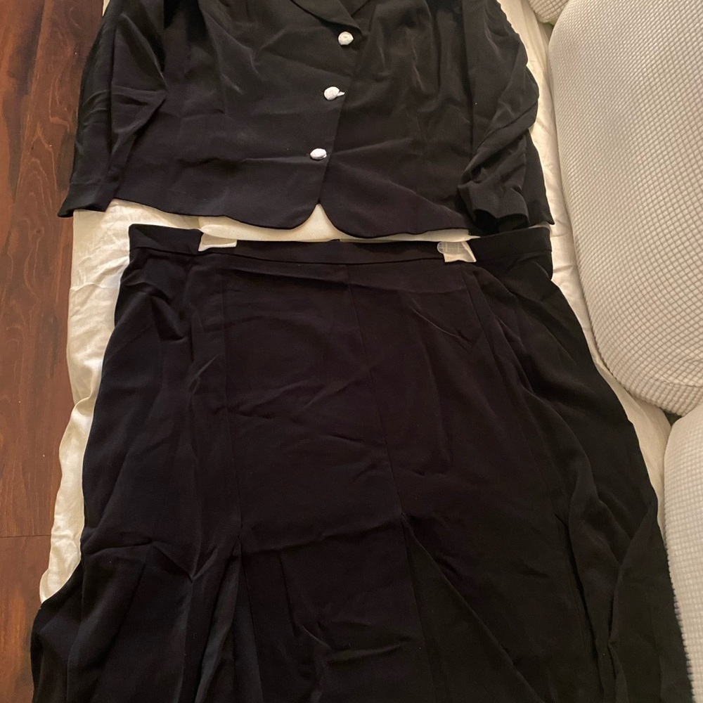 Blazer with skirt size 24w needs to be ironed new with label color black